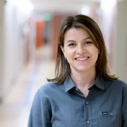 Kvinne med brunt hår