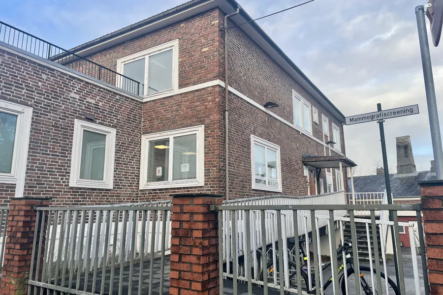 En murbygning med gjerde