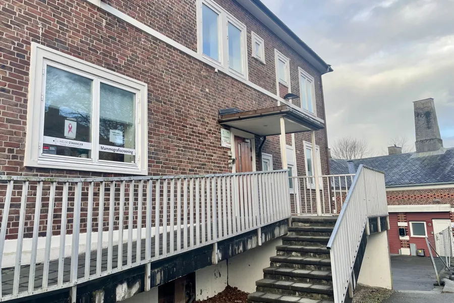 En murbygning med hvitt rekkverk