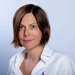 En person med brunt hår