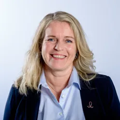 En person med blondt hår