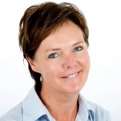 Et nærbilde av en mann som smiler