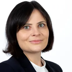 En person med mørkt hår