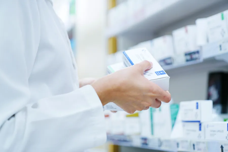 En hånd som holder et hvitt kort