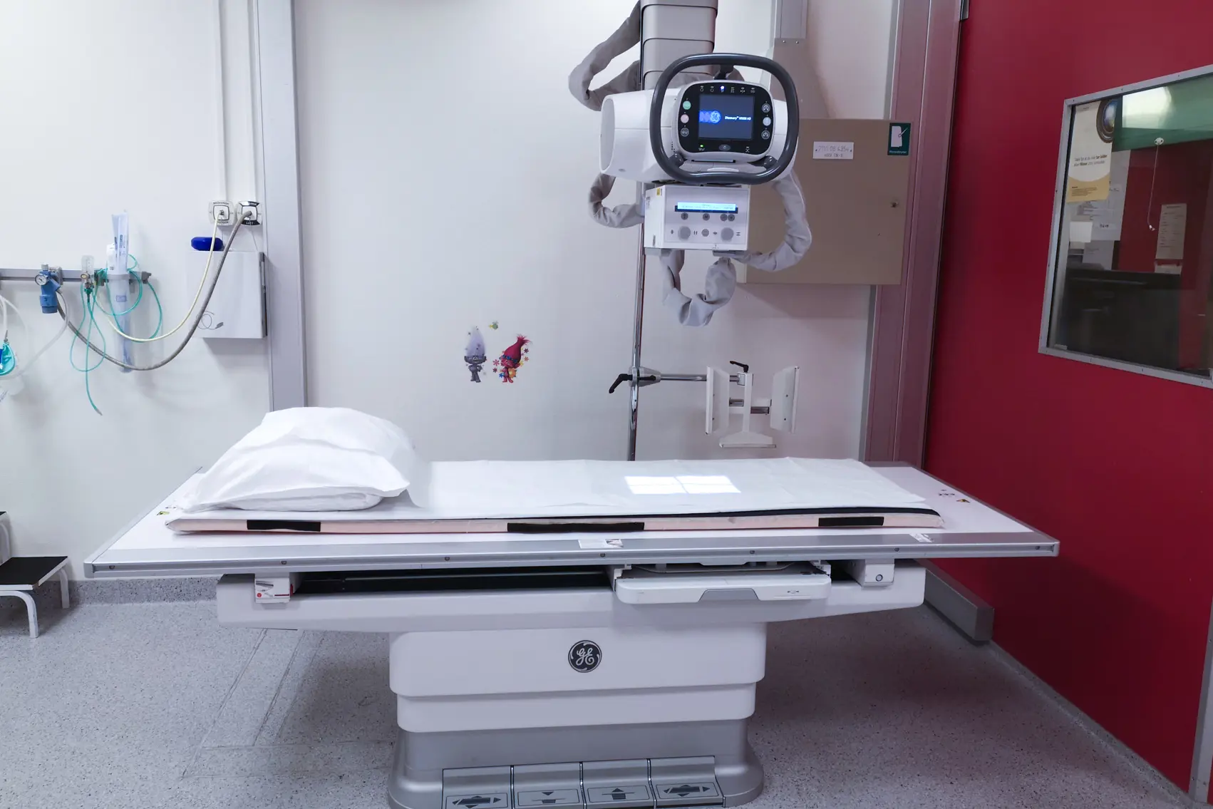En medisinsk maskin i et rom