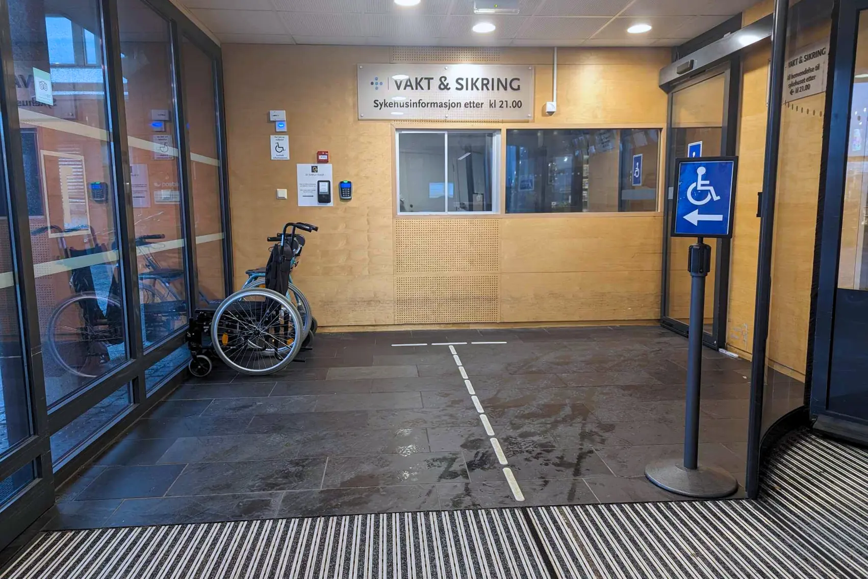 En sykkel står parkert i et parkeringshus