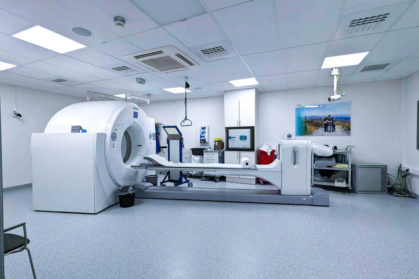 Et rom med en PET-/CT-maskin