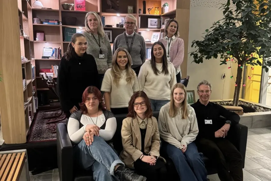 En gruppe mennesker som poserer for et bilde