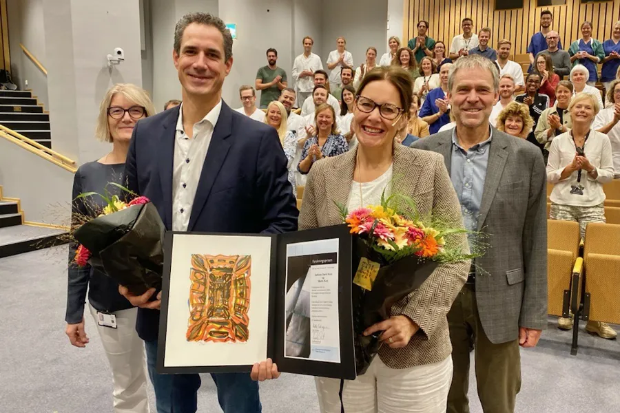 Personer som står på rekke.