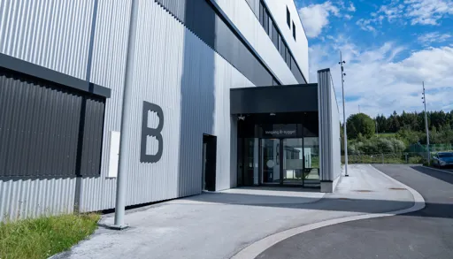 En bygning med skilt på forsiden