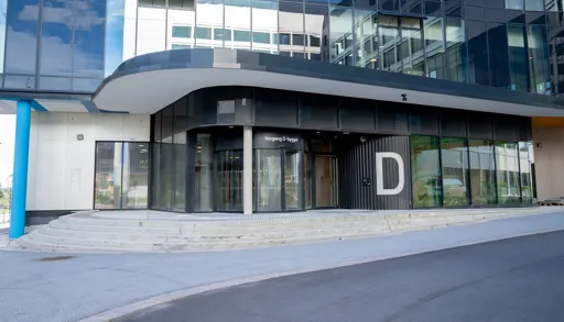 En bygning med glassvinduer