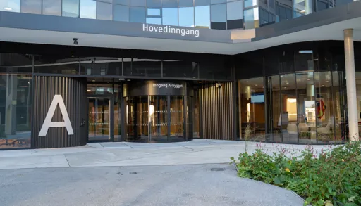På veggen ved siden av inngangen er det en stor a.