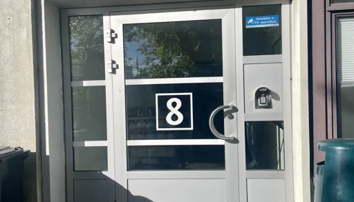 En dør med et lys over