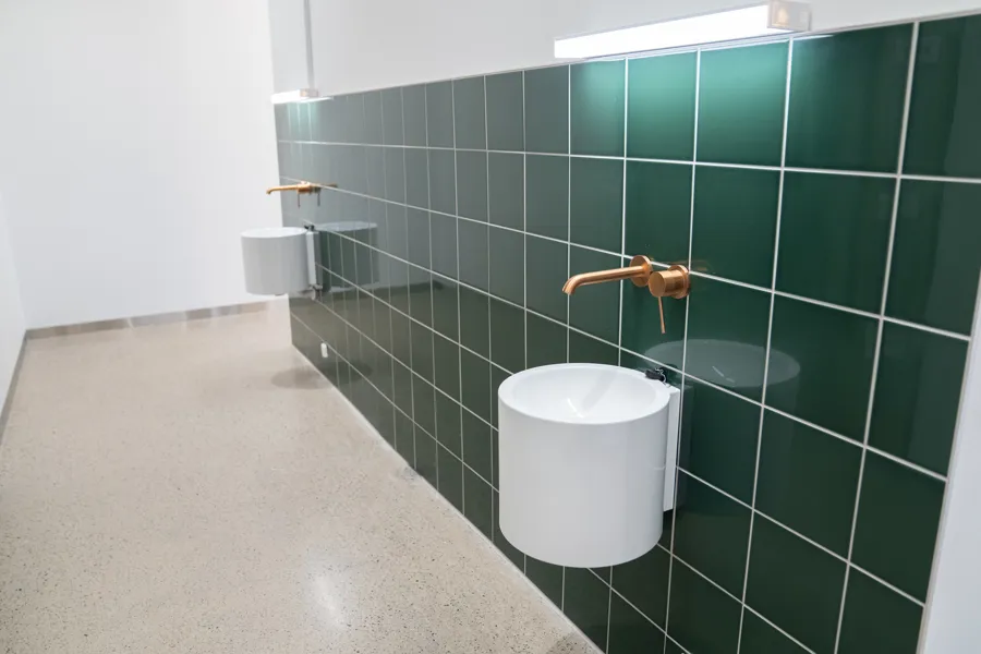 Et bad med urinal og toalett
