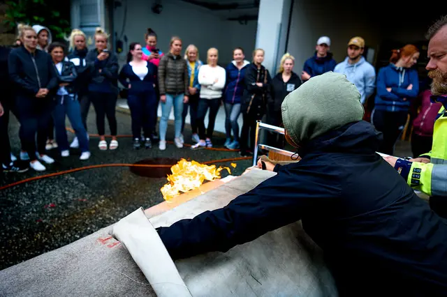 lærlinger står i ring og ser på brannslukking foto .