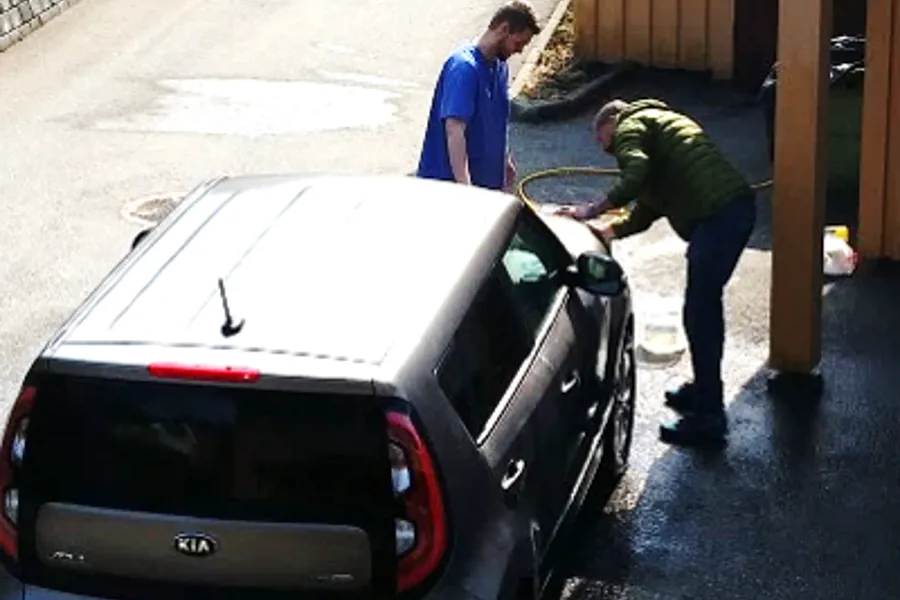 bilde av to som vasker en bil