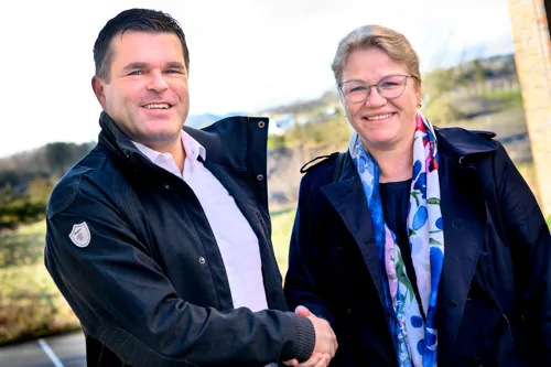 Regiondirektør i Bravida Sør Vest, Ronny Øvervik og administrerende direktør i Helse Stavanger, Inger Cathrine Bryne