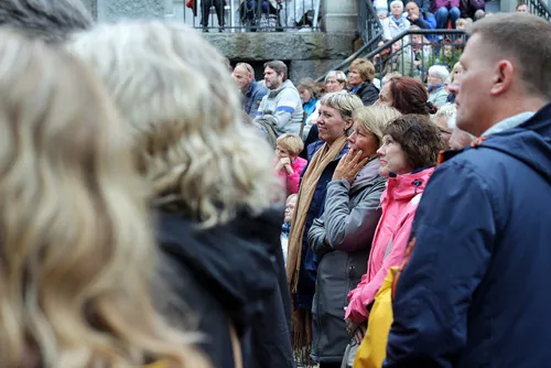 En gruppe mennesker som står i en folkemengde