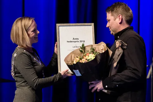 En mann og en kvinne som holder en blomsterbukett