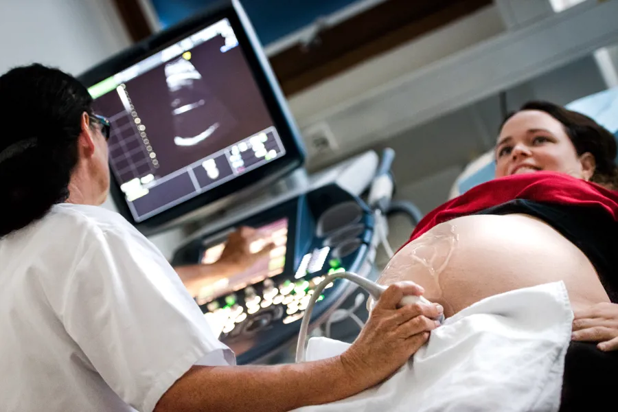 Jordmor som utfører ultralyd på gravid kvinne. Foto.