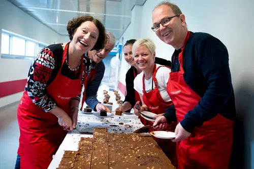 En gruppe mennesker i forklær