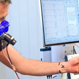 Mann med pustemaske på sykkel.