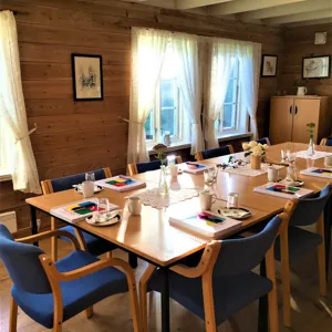 Et spisebord med blå stoler