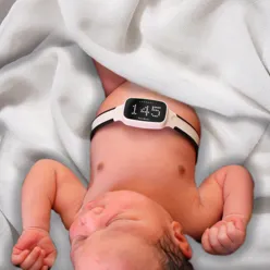 Nyfødt med en måleklokke rundt magen.
