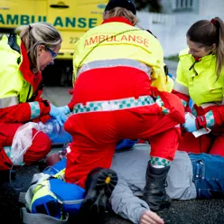 Ambulansearbeidere arbeider med en pasient