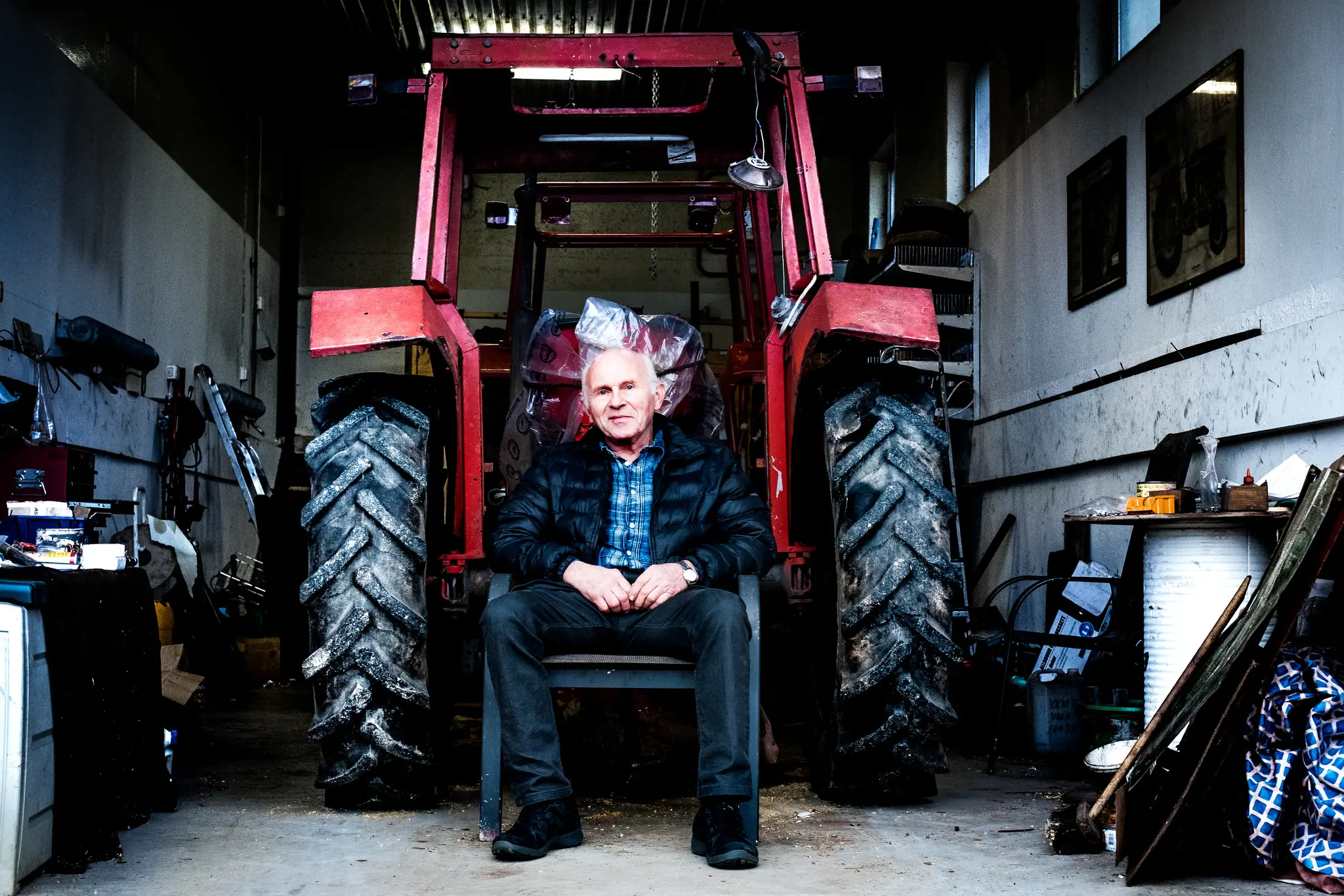 Magnus Fuglestad sitter foran traktoren sin. 