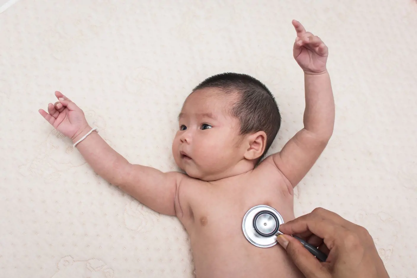 Et barn får hjertet undersøkt med stetoskop.