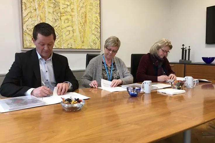 administrerende direktør signerer tomteavtale. Foto.