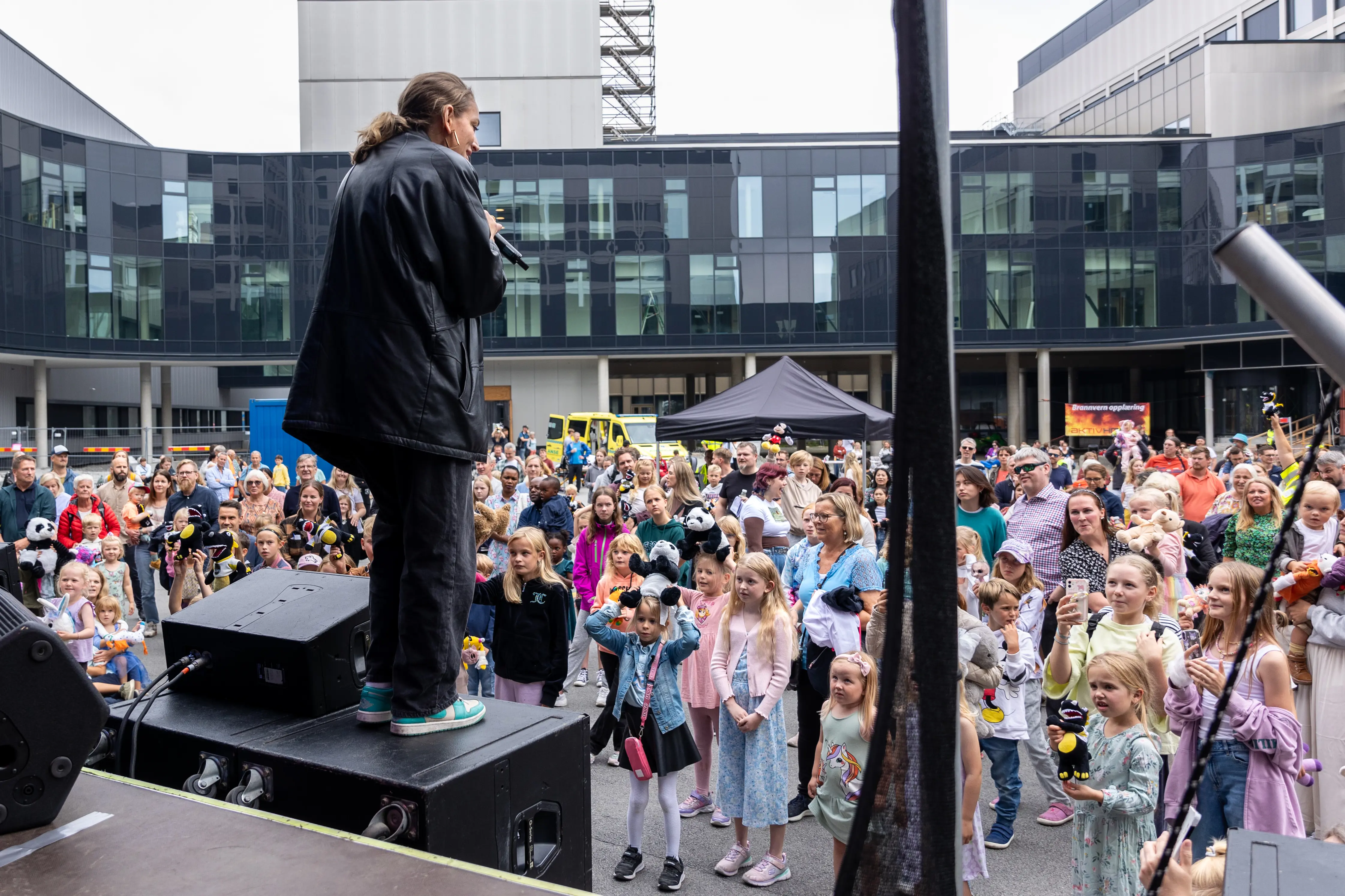 Kvinne på scenen foran en folkemengde.