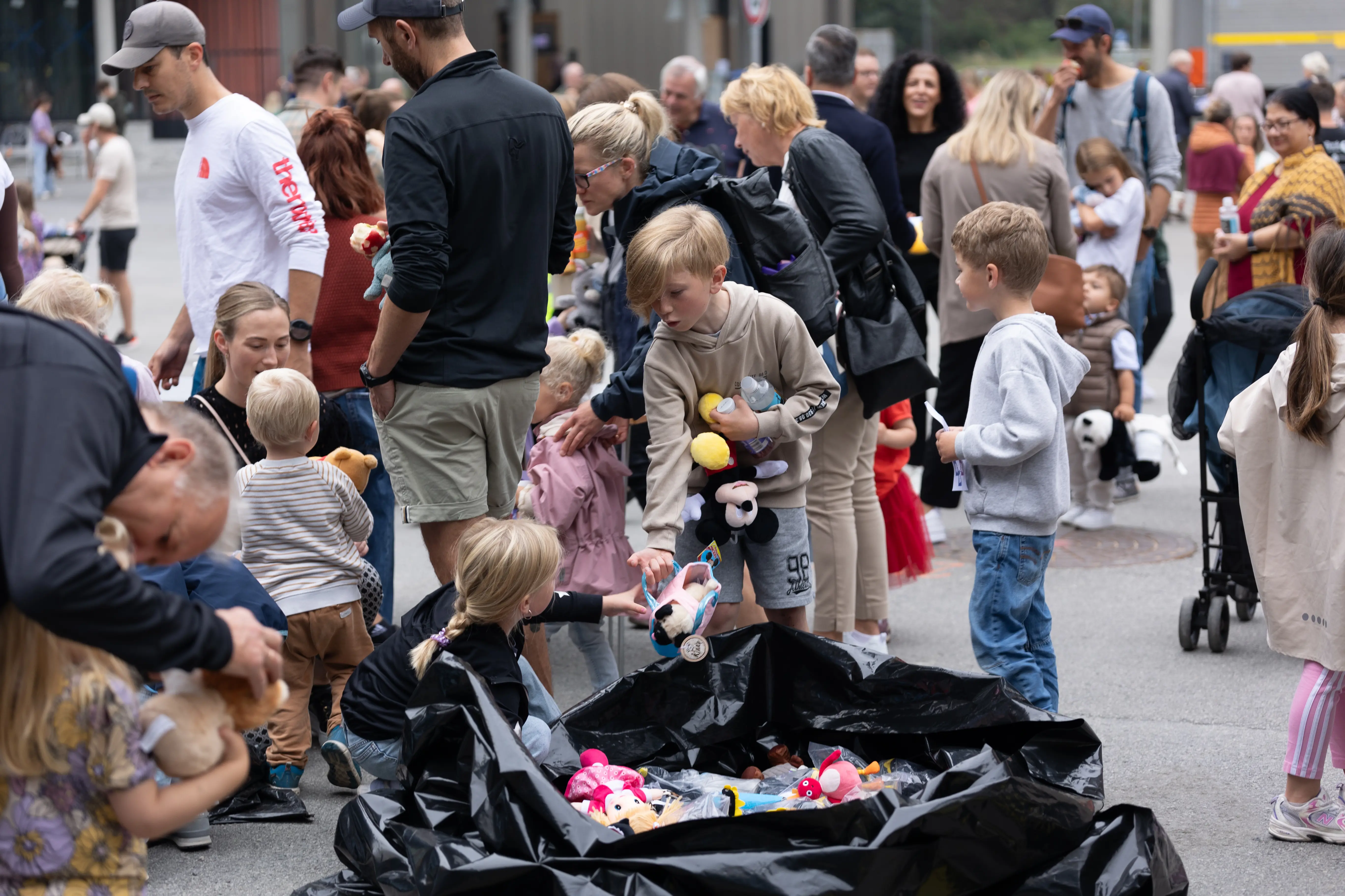 Barn som holder bamser.