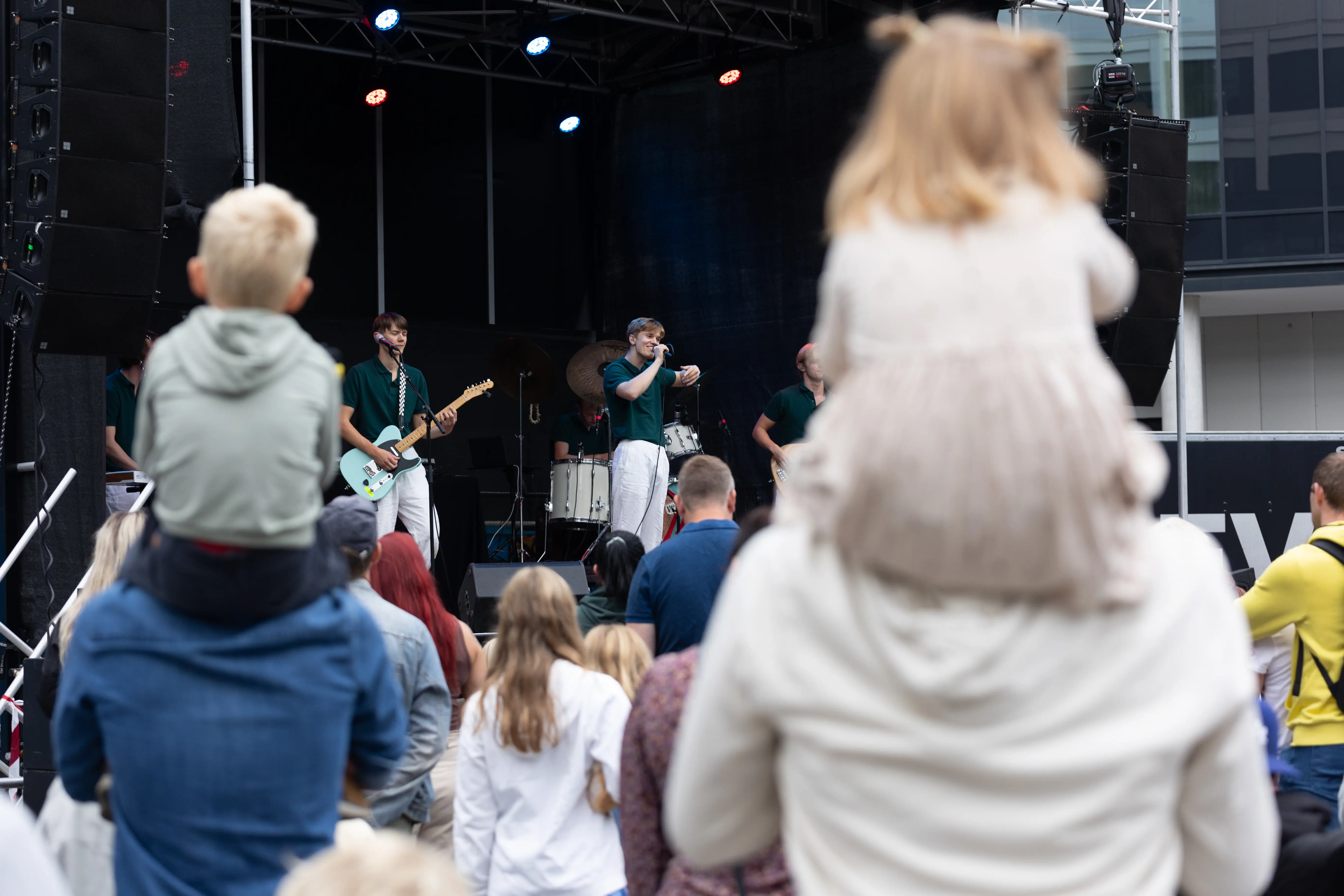 Folkemengde foran scenen.