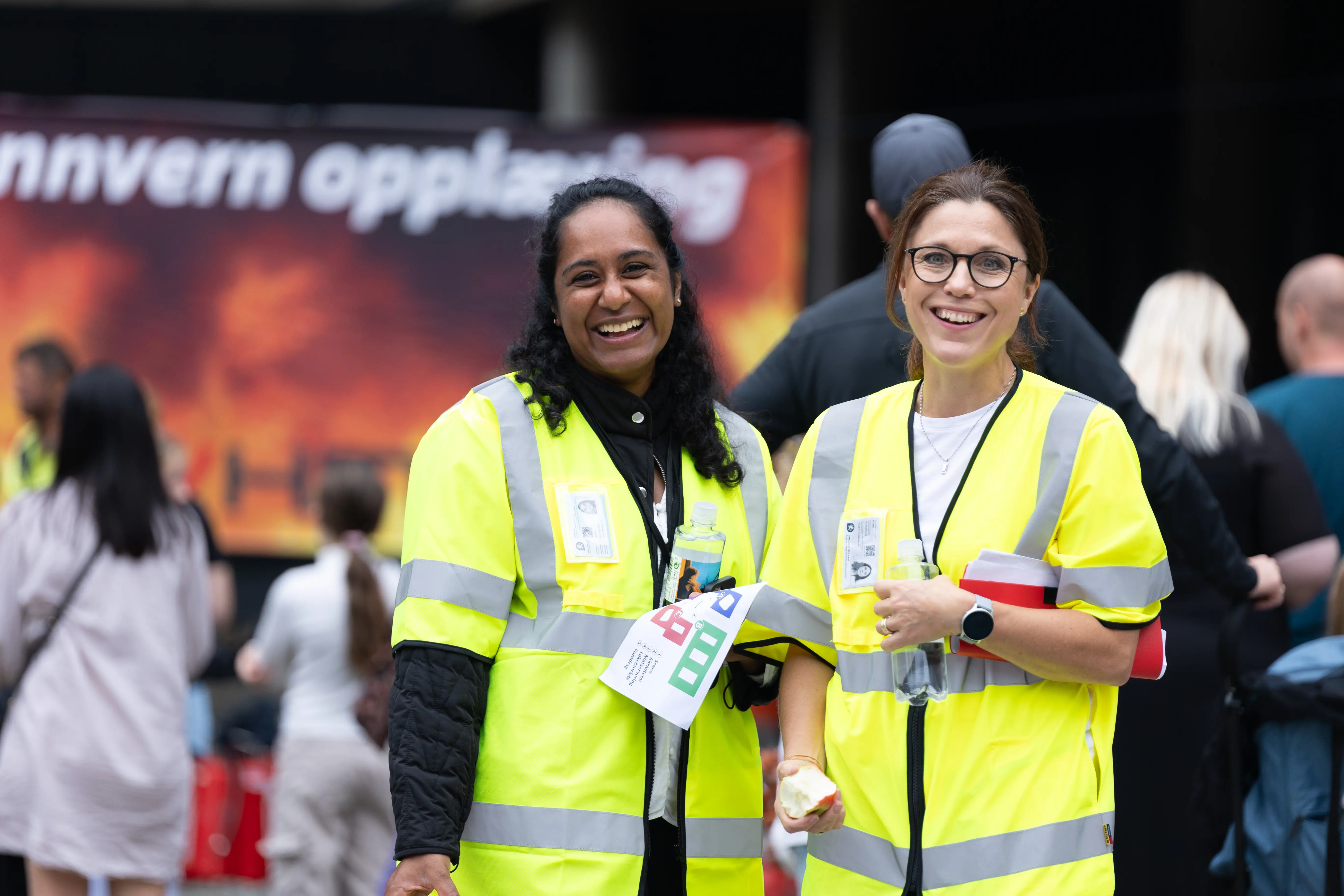 To damer i gule vester.