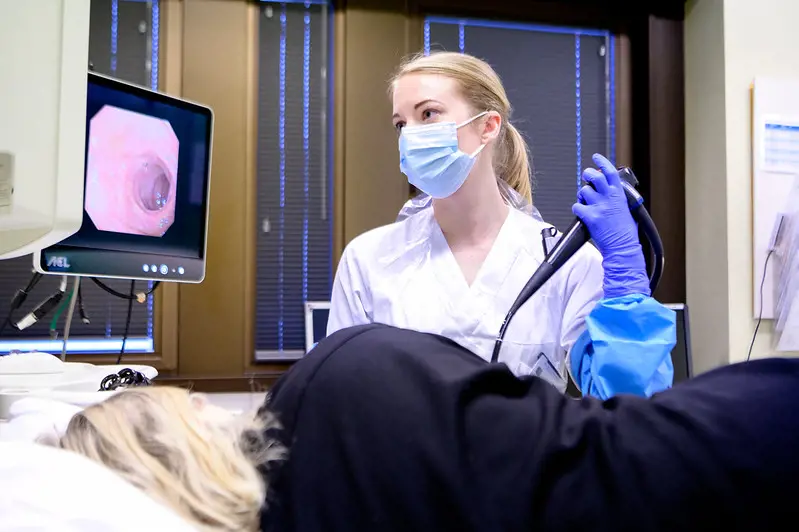 Kvinne med munnbind undersøker en pasient.