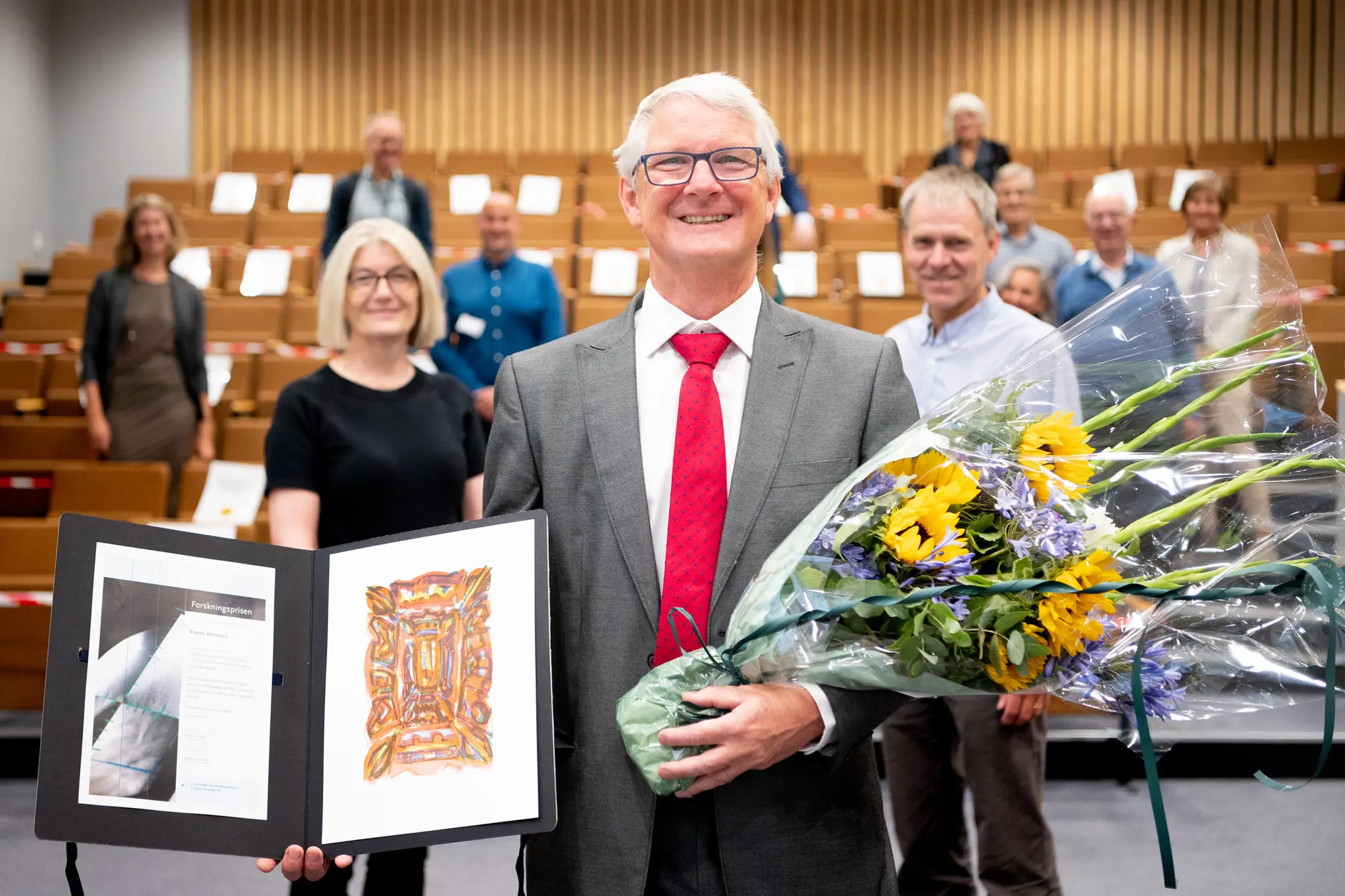 En fornøyd prisvinner mottok gave og gratulasjoner under fredagsundervisningen i dag. Vinner av forskningsprisen, Emiel Janssen,