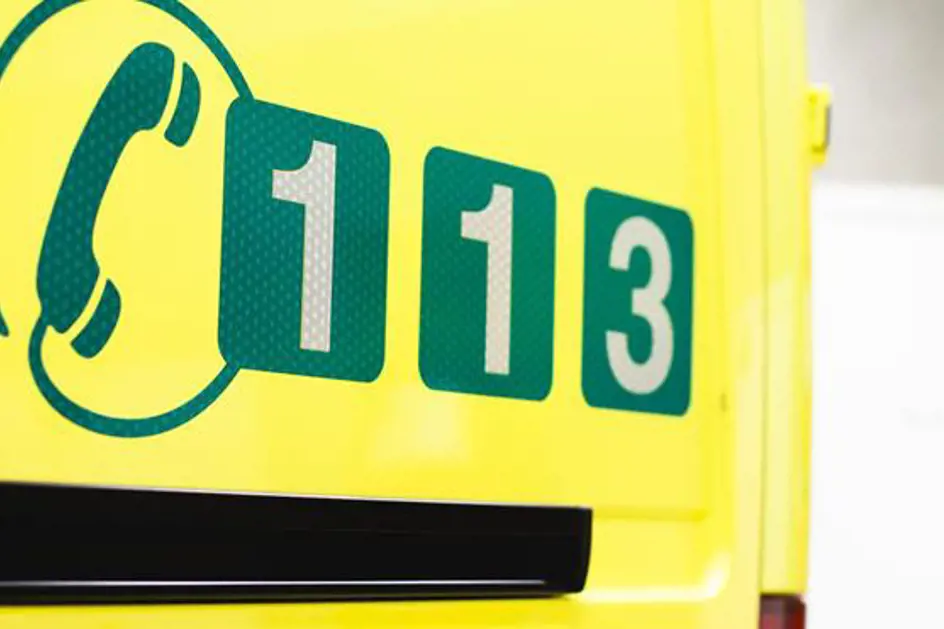 Ambulanse med 113 i grønne bokstaver. Bilde.