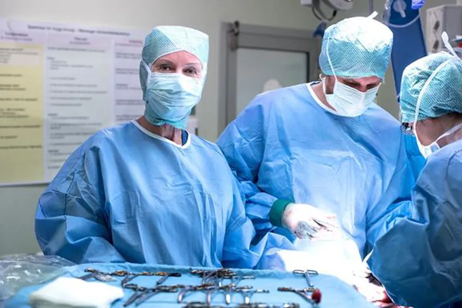 En gruppe kirurger som utfører kirurgi
