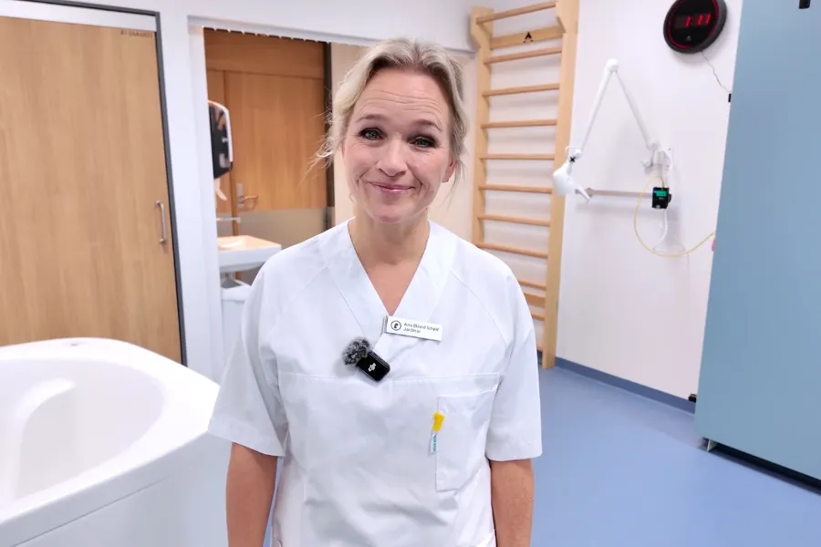 En mann i hvit skjorte