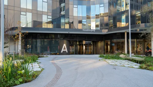 Fotografi av hovedinngangen på sykehuset på Ullandhaug