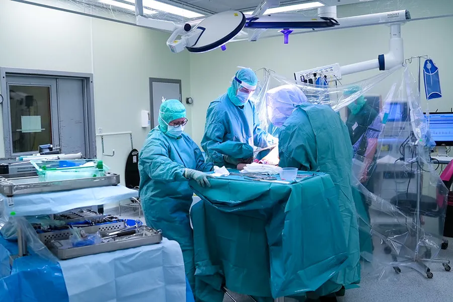 En gruppe kirurger som utfører kirurgi