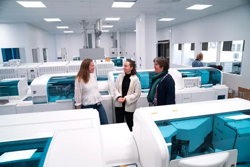 Kvinner på et laboratorium