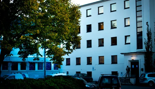 Hvitt murbygg.