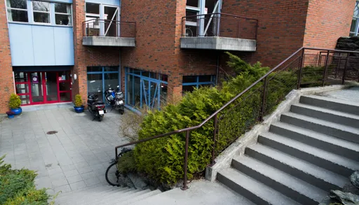 En murbygning med sykkelstativ