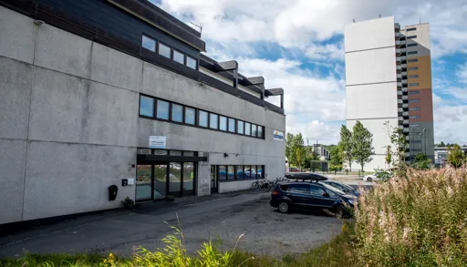 Grått murbygg