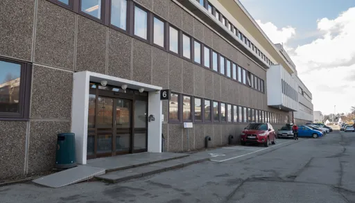 Betongbygg med skyvedør. Foto.