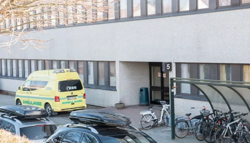 En ambulanse utenfor inngang 5