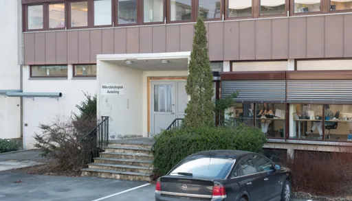 Trapp mot inngangsdør til betongbygg. Foto.